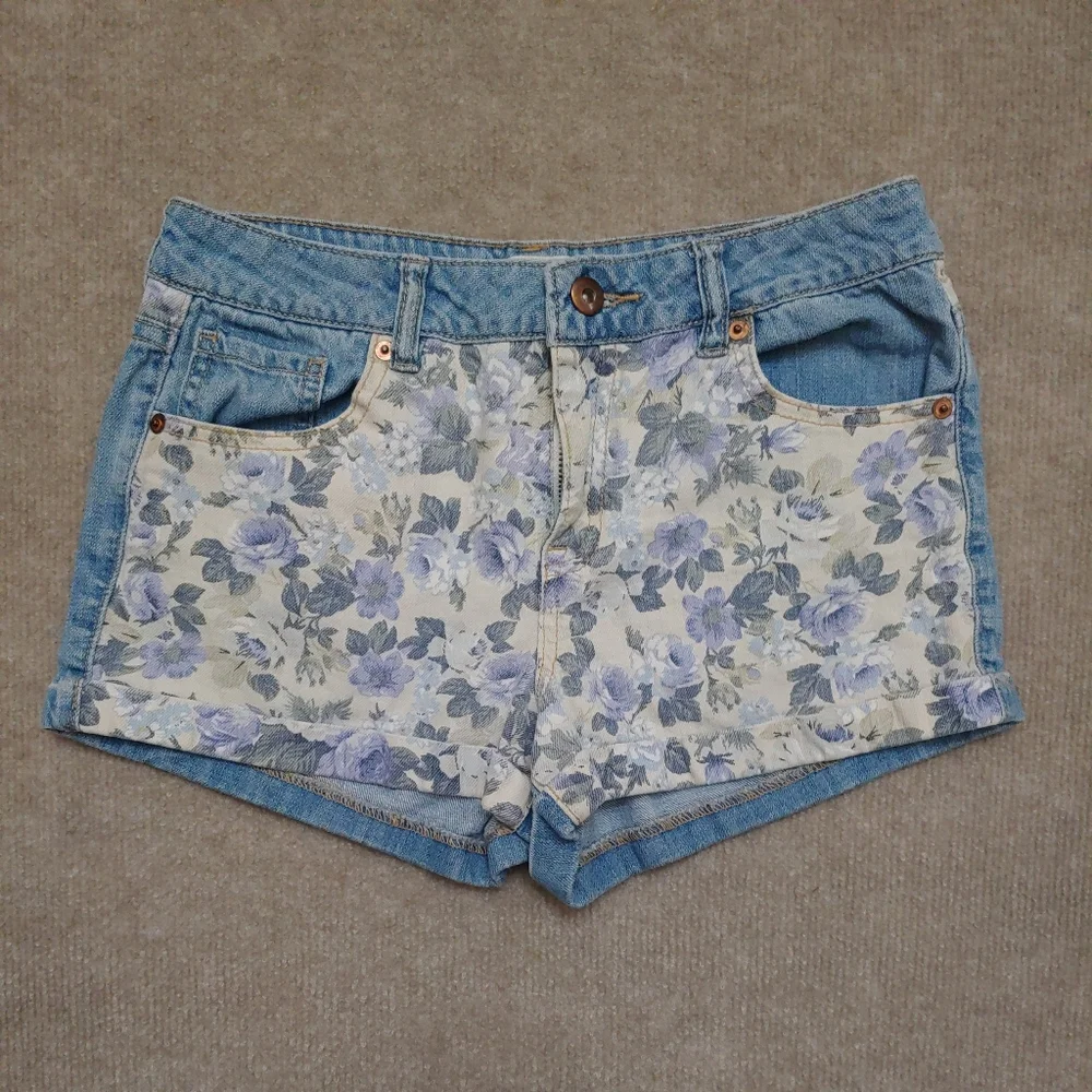 Forever 21 Cuffed Denim Shorts Womens Size 25 Blue Floral